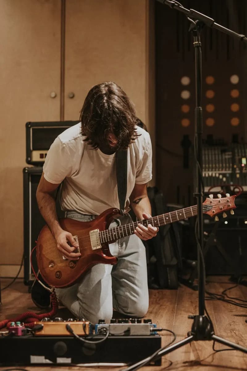 Guitarrista tocando no estúdio, foto ilustrativa